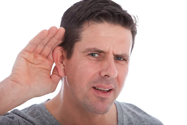 Man met verminderde hoorzitting worstelen om te horen — Stockfoto