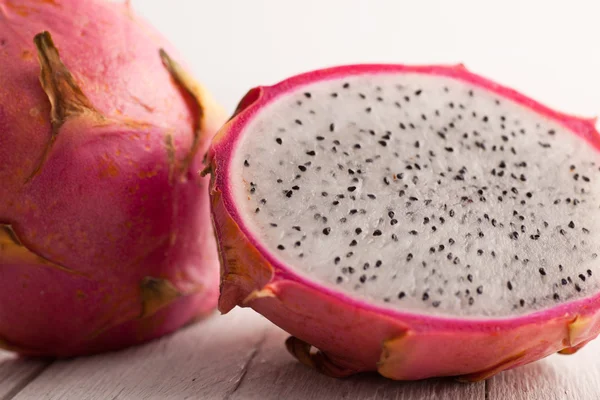 Fruta de dragão reduzida para metade  . — Fotografia de Stock