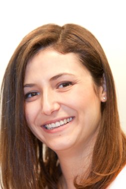 güzel bir kadın parlak bir gülümseme ile