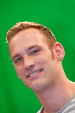 Yeşil yakışıklı genç gülümseyen