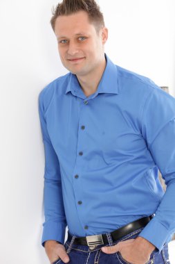 yakışıklı seksi genç adam