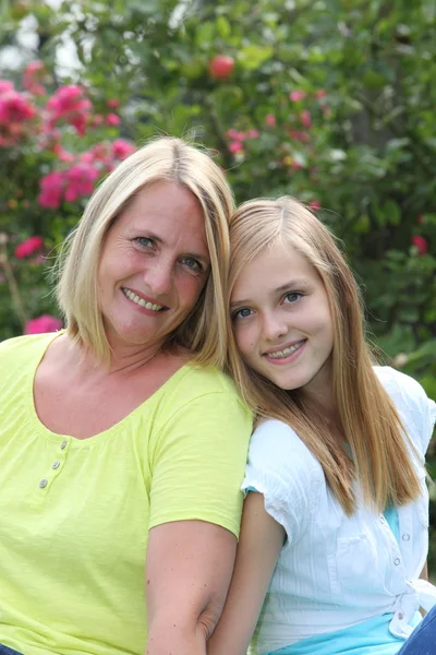 Amable rubia adolescente con su madre — Foto de Stock