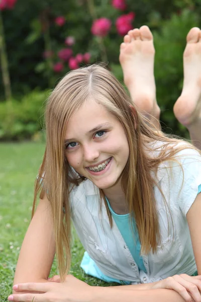 Gelukkig barefoot zorgeloos tienermeisje — Stockfoto