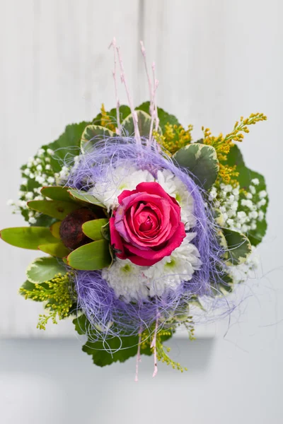 青いテキスタイルを組み込む珍しい花の花束 — ストック写真