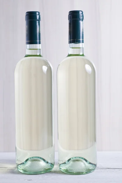 Iki etiketsiz şişe beyaz şarap — Stok fotoğraf