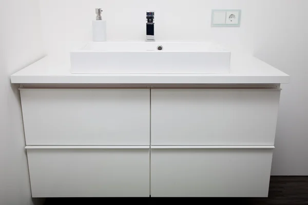 Armoire de salle de bain blanche simple et lavabo — Photo