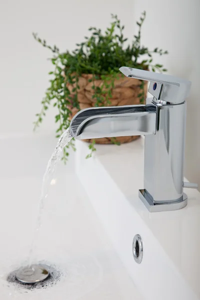 Lavabo moderno en un baño — Foto de Stock