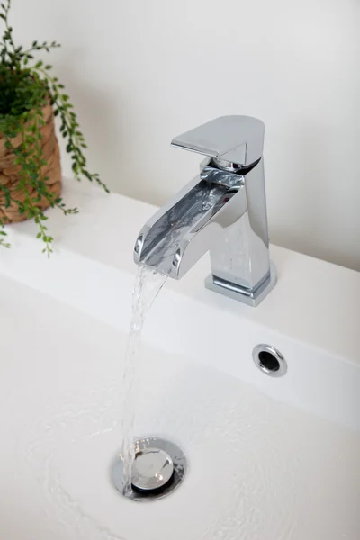 Rubinetto del bagno con acqua corrente — Foto Stock