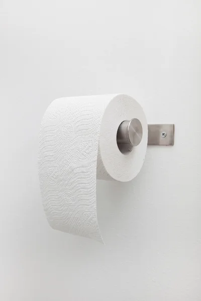 Ρολό λευκό χαρτί τουαλέτας σε έναν κάτοχο — Φωτογραφία Αρχείου