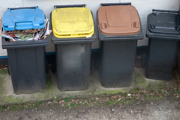 Patru coșuri de gunoi codificate pentru reciclare — Fotografie, imagine de stoc