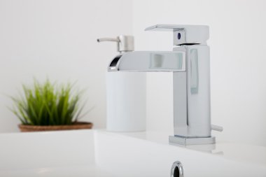 Tuvalette uygun modern krom metal tap