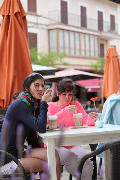 Due donne che si rilassano bevendo caffè in un caffè — Foto Stock