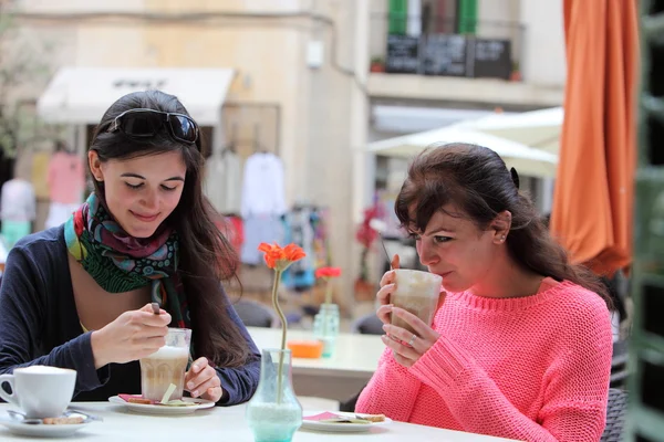 Vrienden van de twee vrouwen hebben koffie samen — Stockfoto