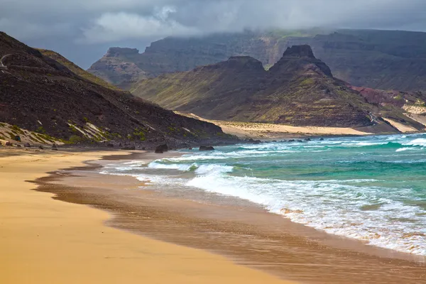 Praia tropical bonita com picos de montanha — Fotografia de Stock