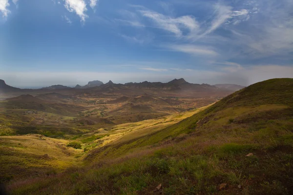 Paisagem de colinas e vales — Fotografia de Stock