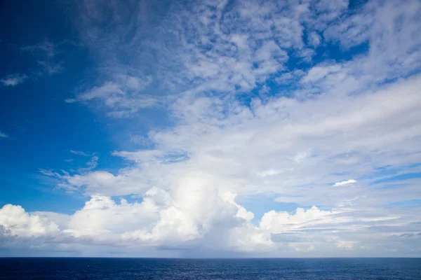 Mooie cloudscape over een blauwe oceaan — Stockfoto