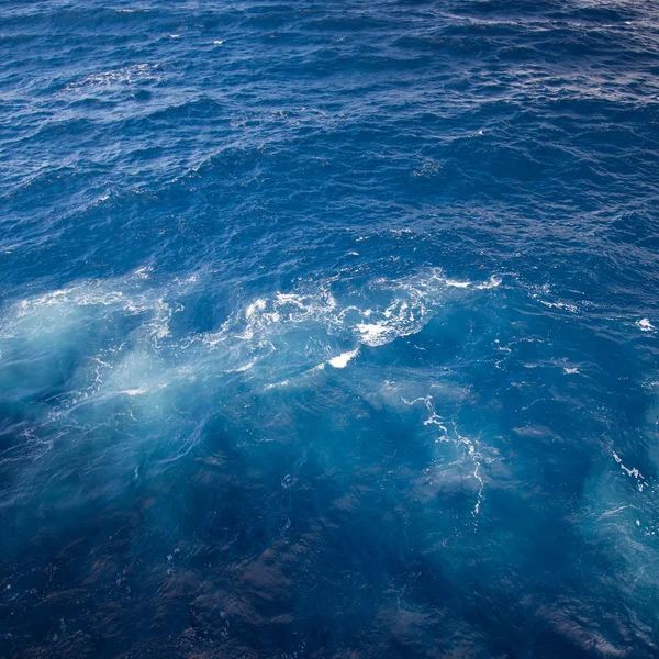 Karnen blauwe zeewater met bubbels — Stockfoto