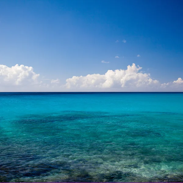 Klidný azurově modrý tropický oceán — Stock fotografie