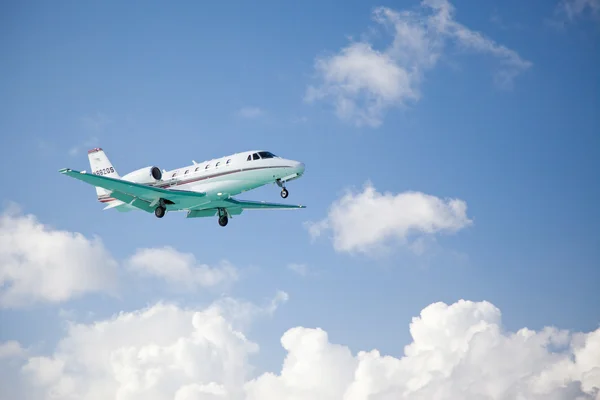 Pequeno avião de asa fixa decolando — Fotografia de Stock