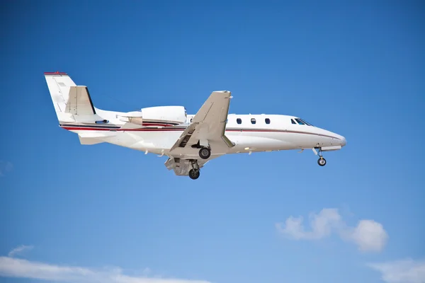 Seitenansicht eines zweimotorigen Flugzeugs, das midair fliegt — Stockfoto