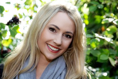 güzel şık sarışın kadın