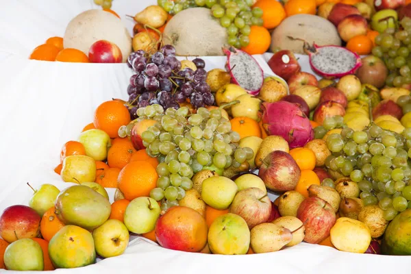 Anzeige von verschiedenen farbenfrohen reifen tropischen Früchten — Stockfoto