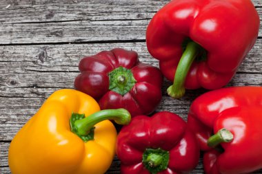 rustik ahşap üzerine taze tatlı biber