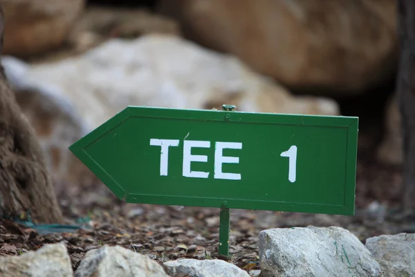 Wegwijzer voor de eerste tee op golfbaan — Stockfoto