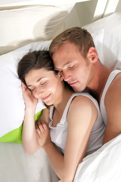 Retrato de casal dormindo na cama — Fotografia de Stock