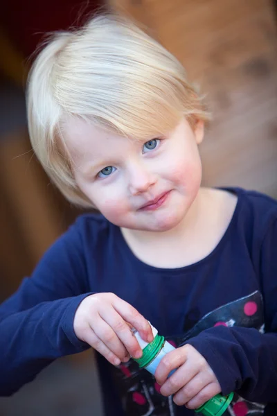 Niedliche schöne kleine blonde Mädchen — Stockfoto