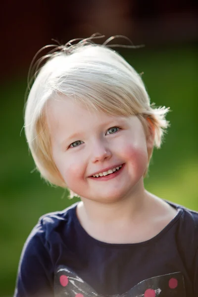 Mooie vriendelijke kleine blond meisje — Stockfoto