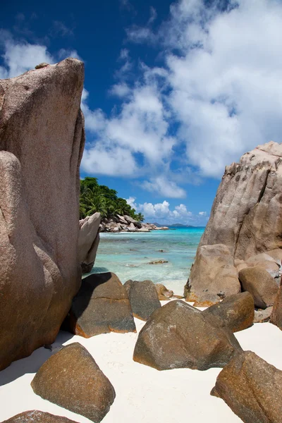 Rotsachtige tropisch strand op een hete zomerdag — Stockfoto