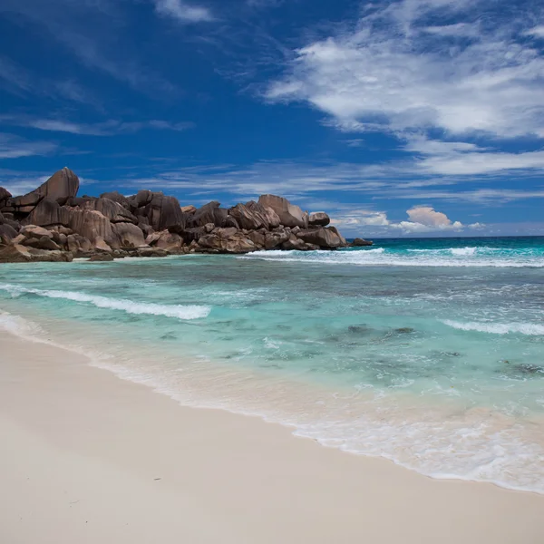 Praia tropical arenosa bonita — Fotografia de Stock