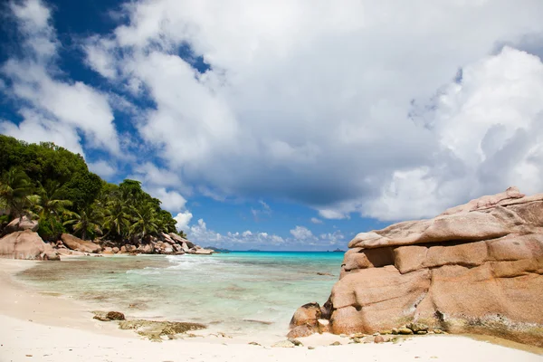 Rustige tropisch strand en de baai — Stockfoto