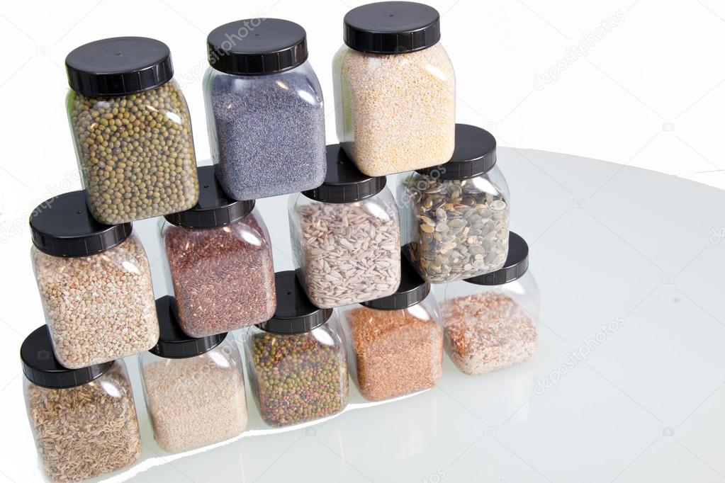 Semillas y especias en frascos de vidrio: fotografía de stock