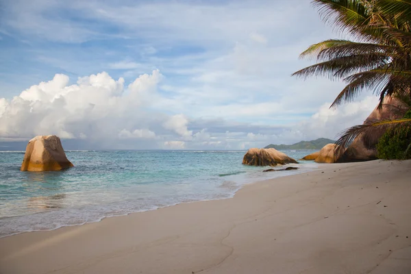 Deserta bela praia tropical — Fotografia de Stock