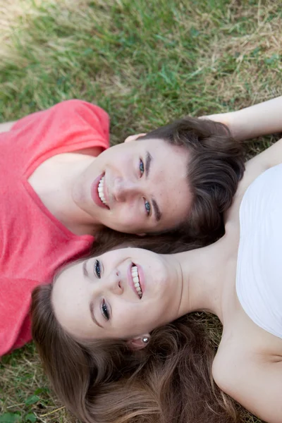Smiling friendly young teenage couple — Stock Photo, Image