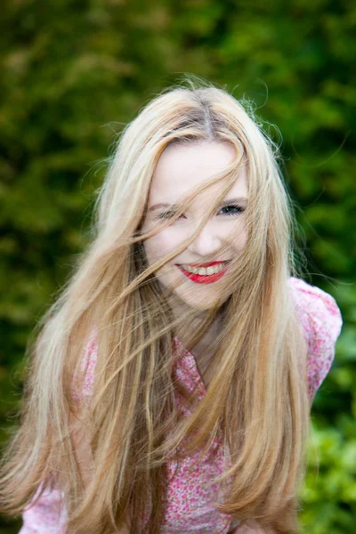 Belle jeune adolescente blonde souriante — Photo