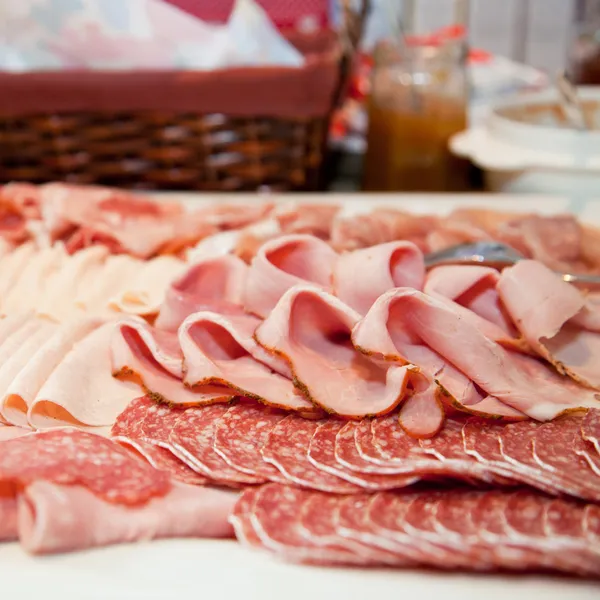 Piatto di carne fredda su un tavolo di buffet — Foto Stock