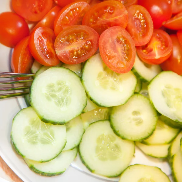 Antecedentes do pepino fatiado e do tomate de uva — Fotografia de Stock