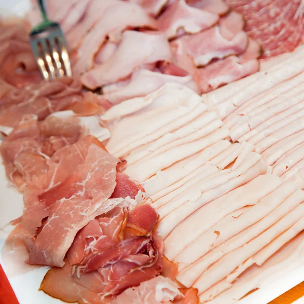 Geassorteerde vleeswaren op een ontbijtbuffet schotel — Stockfoto