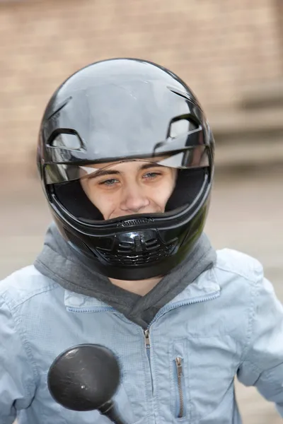 Jovem adolescente usando um capacete de motocicleta — Fotografia de Stock