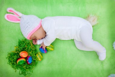 bir bebeğin bunny kıyafeti güzel Paskalya kartı