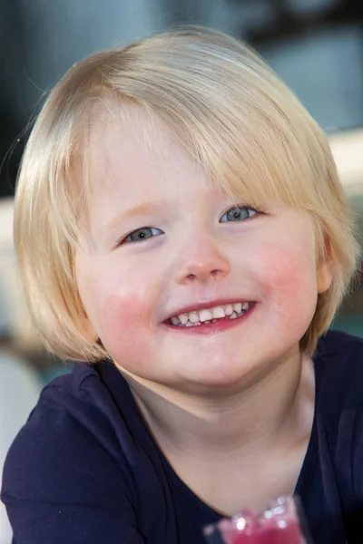 Linda menina loira amigável de olhos azuis — Fotografia de Stock