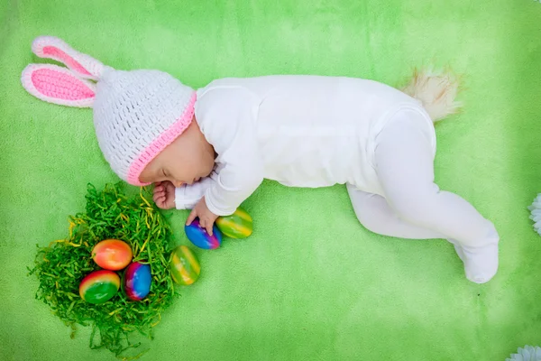 Belo cartão de Páscoa de um bebê em uma roupa de coelho — Fotografia de Stock