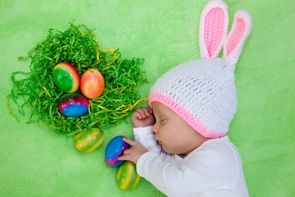 Belo bebê adormecido em uma roupa de coelho de Páscoa — Fotografia de Stock