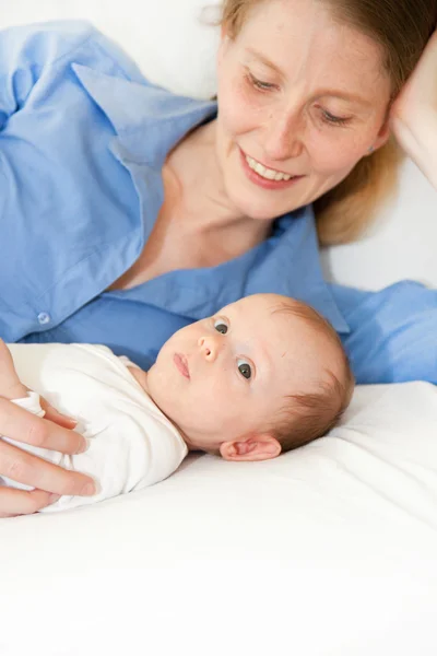 Madre cariñosa con su lindo bebé recién nacido — Foto de Stock