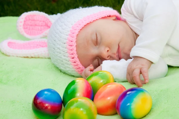 Dítě v klobouku zajíček s velikonoční vajíčka — Stock fotografie