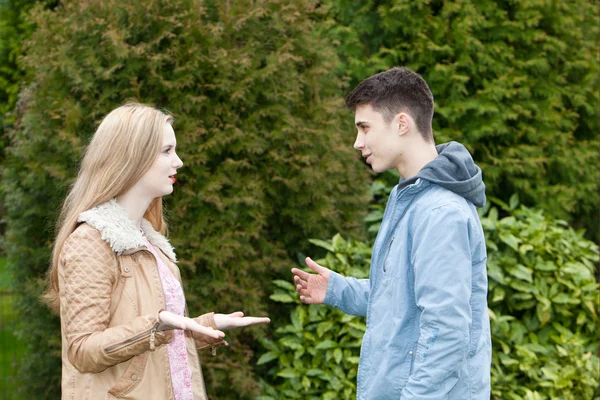 Joven pareja adolescente teniendo una acalorada discusión — Foto de Stock