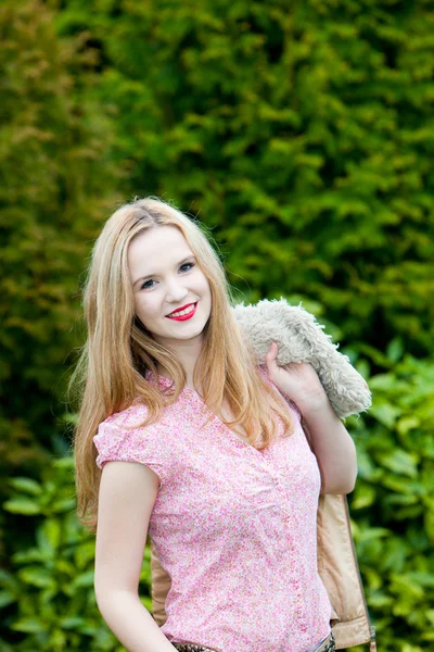 Menina adolescente elegante bonita — Fotografia de Stock